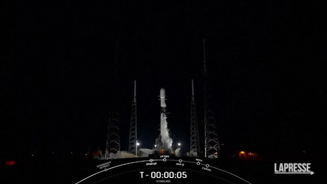 SpaceX lancia razzo da Cape Canaveral: le immagini della partenza