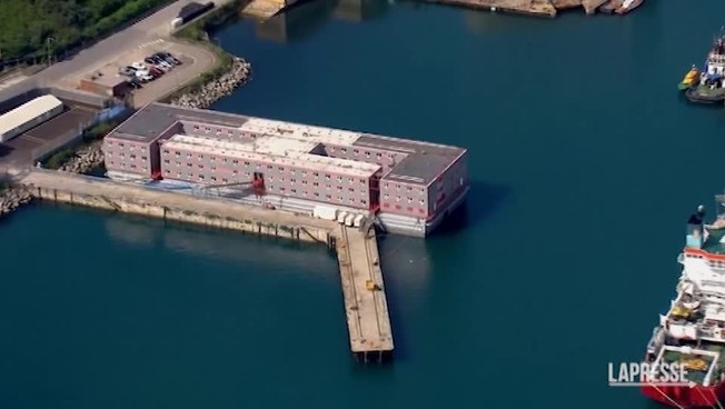 Regno Unito, sulla maxi-chiatta nella Manica arrivano i primi migranti