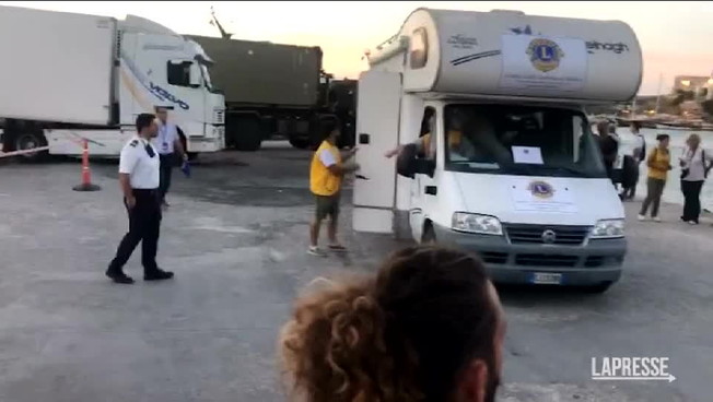 Lampedusa, tende per i migranti: 'Qui non passate'