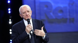 Se sei ciuccio vai avanti: De Luca scatenato, come asfalta Elly Schlein con una frase