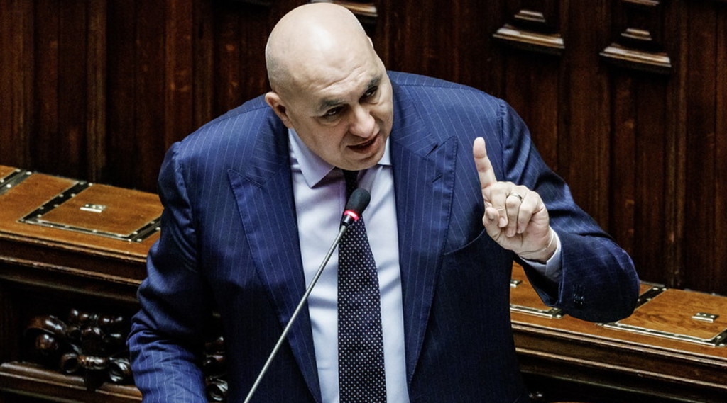 Non vedo nulla di grave: Crosetto in aula zittisce sinistra e magistrati