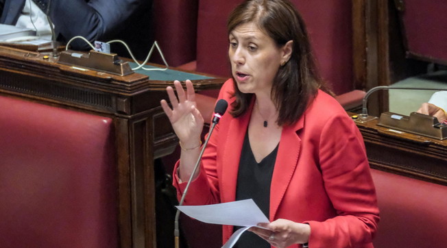 Sono qui con 39 di febbre: Crosetto alla Camera spegne i deliri della piddina Braga