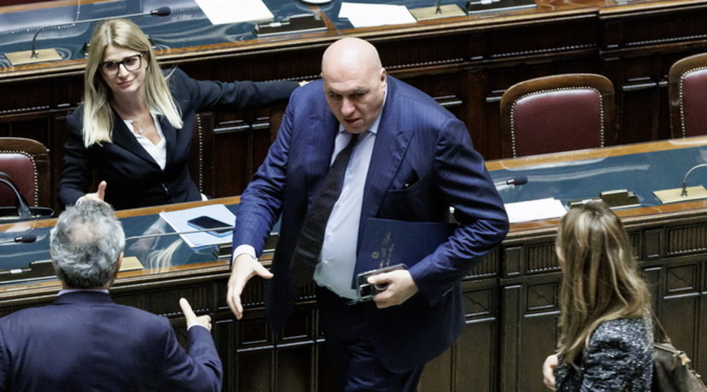 Eppure non li vedo qui in Aula. Crosetto attacca: assenza imbarazzante