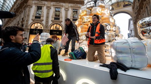 "E non ci indigniamo per Vittorio Feltri?": eco-vandali, il ridicolo sfregio del vip