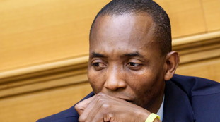 L'unico nero, non è normale: Soumahoro (all'estero) infanga l'Italia