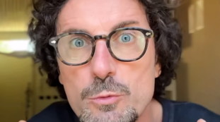 Toninelli insulta Libero sul pesce in scatola? Tragicomico: il video con cui si inchioda da solo