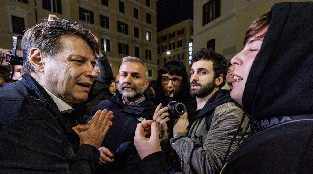 Protesta dei pro-Gaza sotto il Viminale, tensioni con le forze dell'ordine. E spunta Conte