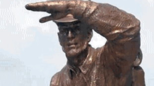 Scandalo, ha il fucile!: Pd oltre il delirio, la demenziale polemica sulla statua dell'alpino