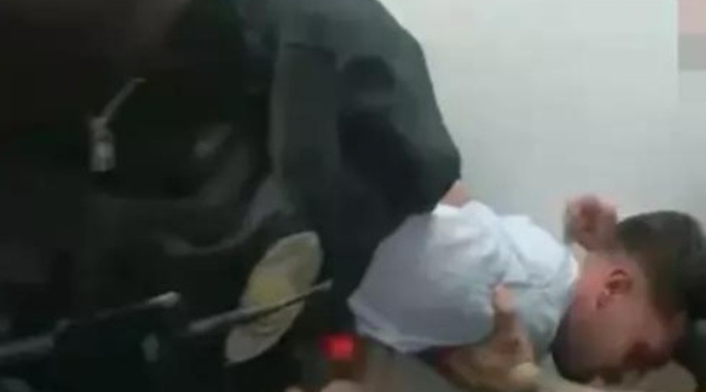 Pestato, poi incaprettato dagli agenti per 13 minuti; orrore su un ragazzo italiano a Miami. Poi tenta il suicido