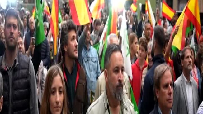 Barcellona, manifestazione di Vox: tensione e scontri con gli antifascisti