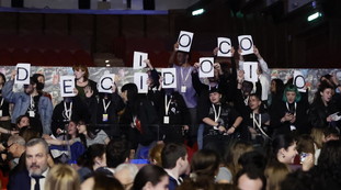 Hanno fischiato anche una donna incinta. Furia Roccella: Saviano e Scurati, dove siete?