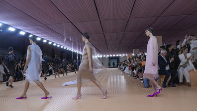 Complice il cinema, la gonna sottoveste esce allo scoperto