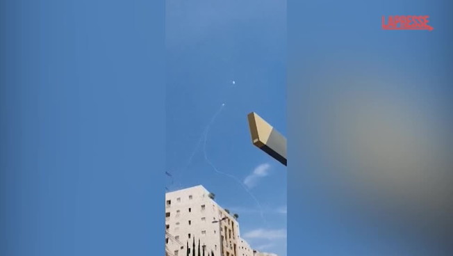 Israele, scattano le sirene a Tel Aviv: persone terrorizzate corrono nei rifugi sotterranei