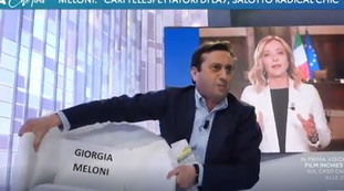 Meloni, le porto la sedia! Solo 19 minuti!: sceneggiata di Parenzo ansimante, è impazzito anche lui