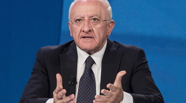 Meloni a Caivano? Solo una comparsata: il veleno del rosicone De Luca. Ma Don Patriciello...