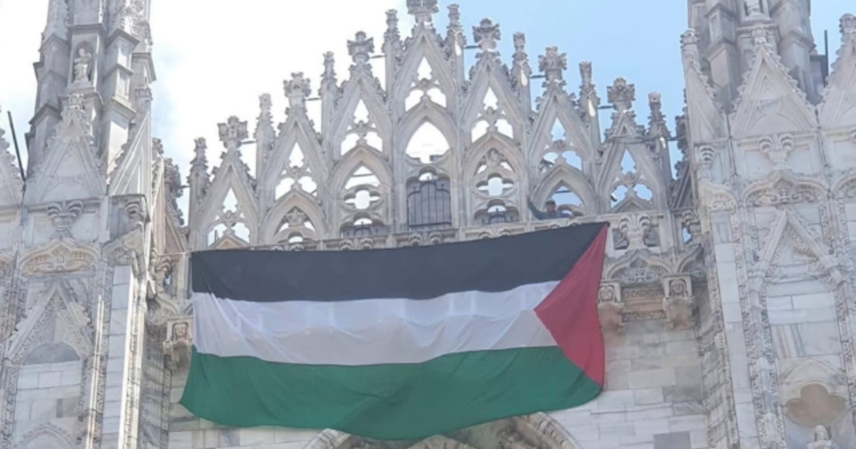 Bandiera della Palestina sul Duomo, dai vescovi ai liberal: tutti zitti di fronte allo sfregio