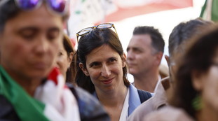 Sedicente patriota. Elly Schlein nella piazzetta rossa, insulti a Meloni e veleno