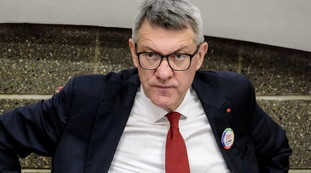 Noi coi lavoratori, tu coi partiti: psicodramma per Landini, umiliato dal sindacato