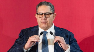 I magistrati si accaniscono contro Giovanni Toti, resta rinchiuso in casa. Verso il ricorso