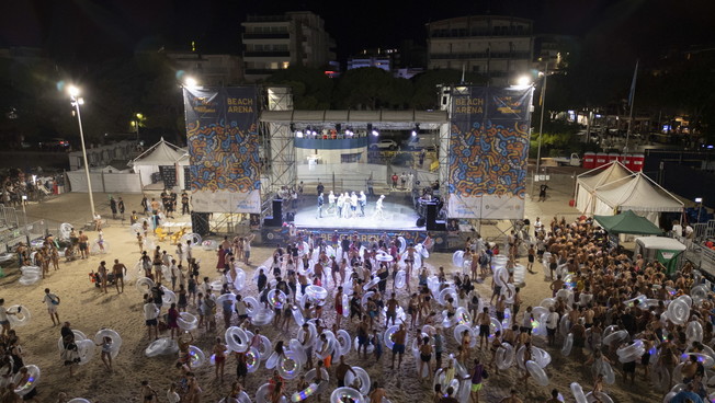 Record night a Lignano Sabbiadoro: il bagno notturno luminoso da Guinness dei primati Record night a Lignano Sabbiadoro: il bagno notturno luminoso da Guinness dei primati