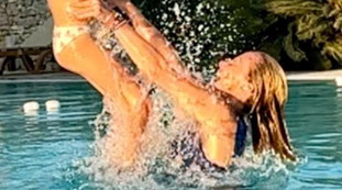 Giorgia Meloni, la foto con Ginevra a Ferragosto: il messaggio del premier | <span style=color: rgb(153, 0, 0);>Guarda</span>