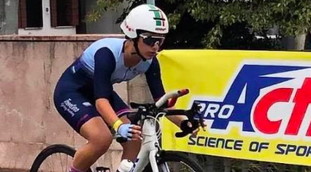 In gravi condizioni: la ciclista Alice Toniolli perde l'equilibrio e sbatte la testa contro un muro
