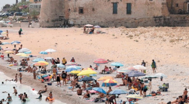 La mossa della sinistra per cacciare i turisti dall'Italia: l'ultima follia dei compagni