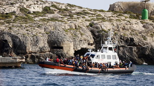 Migranti scortati in Italia da droni e gommoni: la nuova agghiacciante tecnica degli scafisti