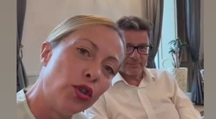 No, non aboliremo l'assegno unico: il video di Meloni con Giorgetti che zittisce Molinari | Guarda