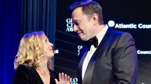 Ero di là con mamma: battutaccia su Musk e Meloni, il tycoon inchioda il giornalista Usa | Guarda