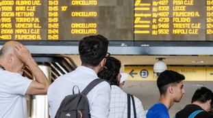Un chiodo su un cavo: Italia nel caos, l'errore umano dietro ai 100 treni cancellati e i ritardi di 40 ore
