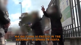 Tre secondi e vi sparo in testa: rom fuori controllo, terrore a Torino | Video