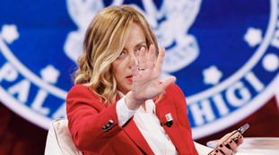 Ecco chi vuole l'immigrazione clandestina. Meloni choc: minacciata di morte per l'Albania