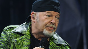 Non ti sei piegato a nazifascisti ma ora sono tornati: Vasco Rossi ricorda il papà così, FdI lo gela | Guarda