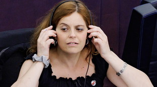 Razzista, incompetente, asservito. Fitto commissario Ue? Ecco gli insulti di Ilaria Salis | Guarda