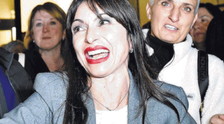 Proietti canta Bella Ciao: l'arruffapopolo picchia duro, ma De Pascale le dà una lezione
