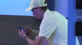 Jannik Sinner, beccato col telefono a Melbourne: cosa compare sullo schermo | <span style=color: rgb(153, 0, 0);>Guarda</span>