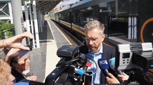 Matteo Lepore show tra bandiere e tanto caos: esplode il caso a Bologna