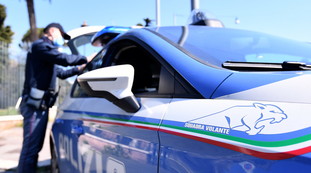 Arrestatemi vi prego. Milano, il rapinatore si consegna alla polizia: la folle motivazione