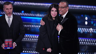 Anche Carlo Conti non ci sta: la (clamorosa) frase sussurrata all'orecchio di Giorgia