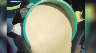 La Polizia ferma due marocchini irregolari: scappano sul furgone, cosa trovano a bordo | Video