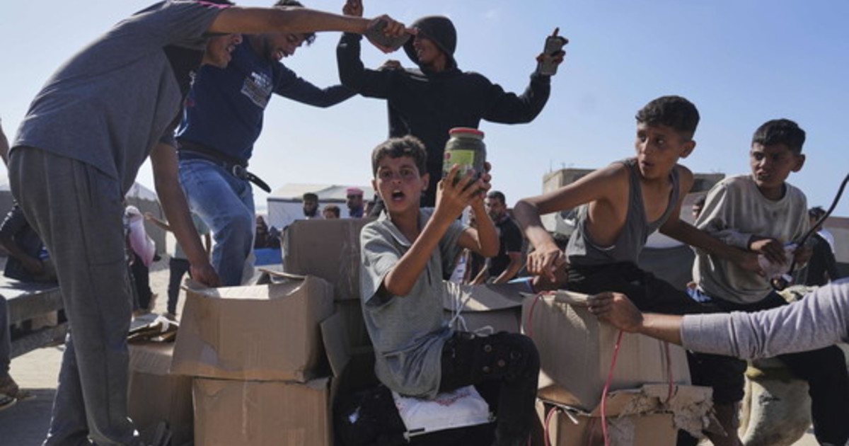 arrivano gli aiuti a gaza ma 232 caos