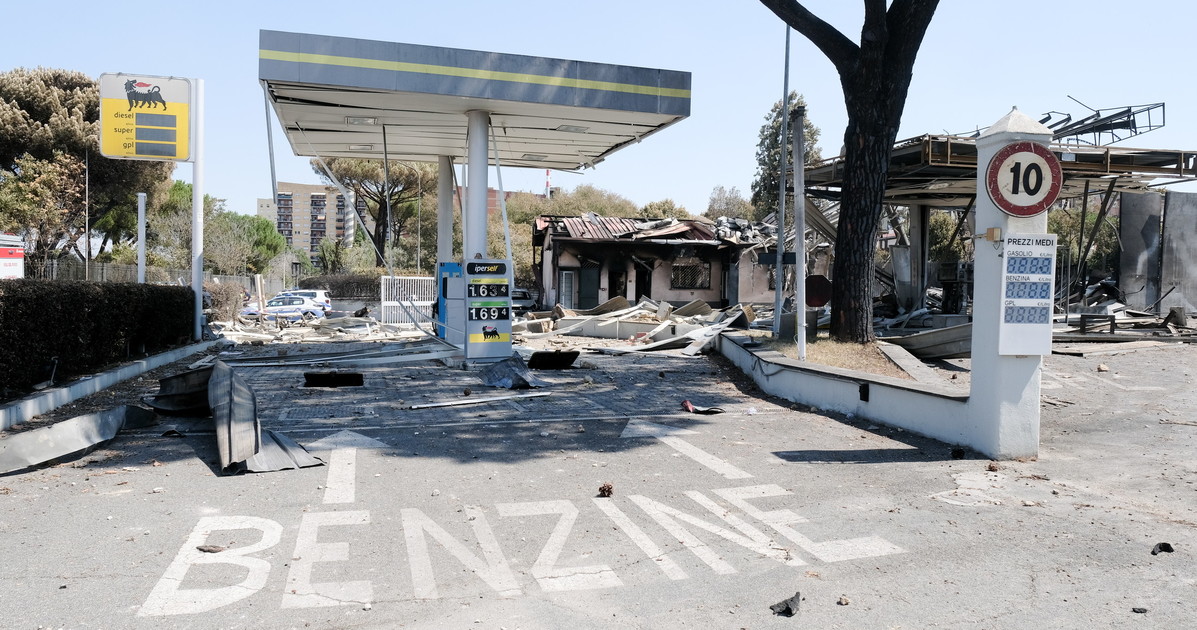 roma l ultima follia degli ambientalisti chiudete i distributori