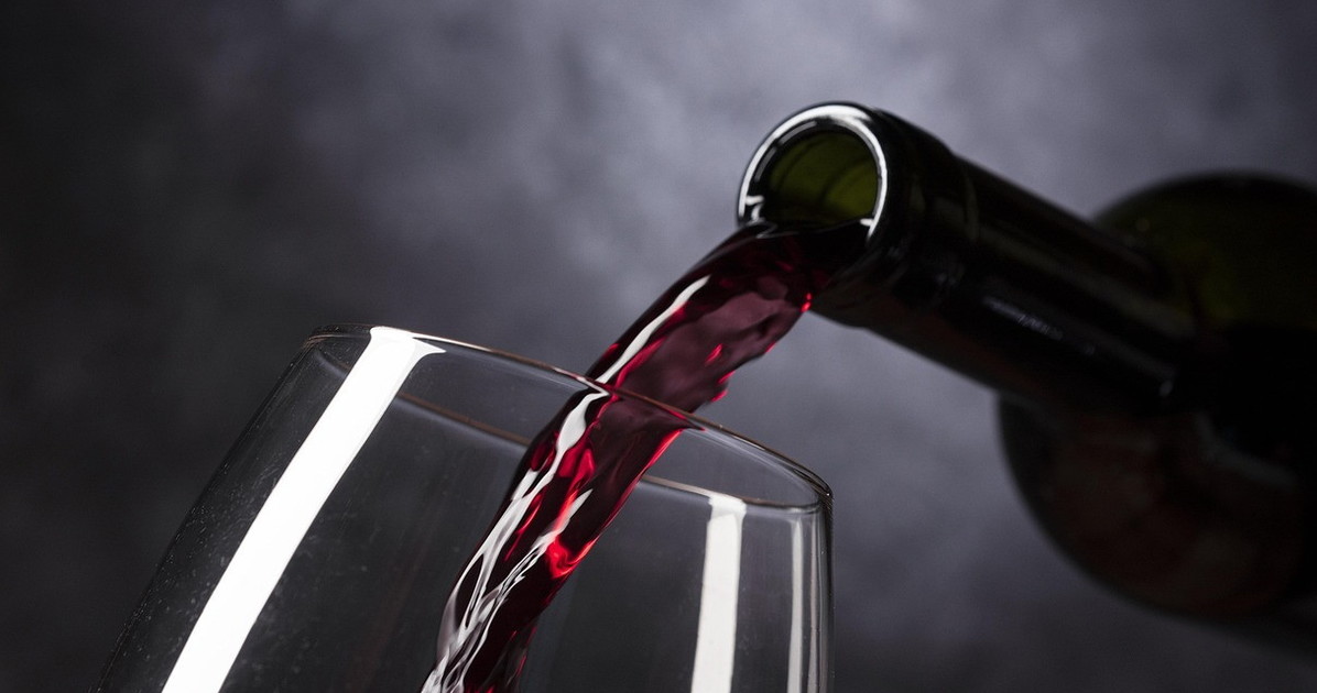 Oms, guerra al vino italiano: prezzi folli per non farcelo più bere Oms, guerra al vino italiano: prezzi folli per non farcelo più bere