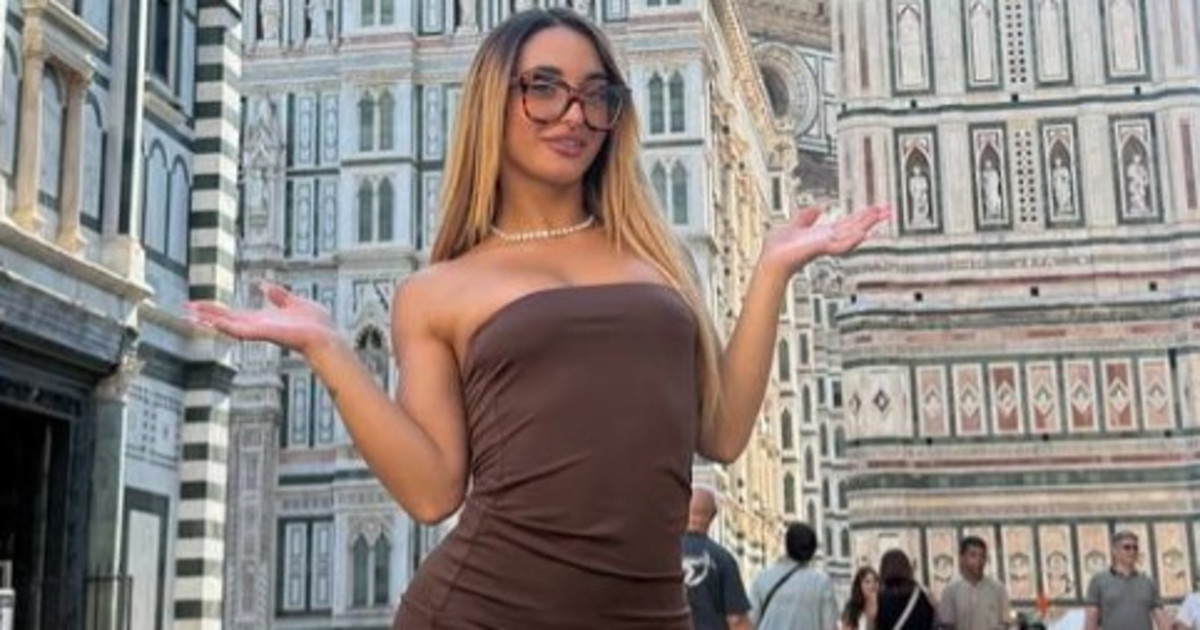 Sara Diamante posa semi nuda davanti al Duomo di Firenze, insorge FdI: "Oscena" Sara Diamante posa semi nuda davanti al Duomo di Firenze, insorge FdI: "Oscena"