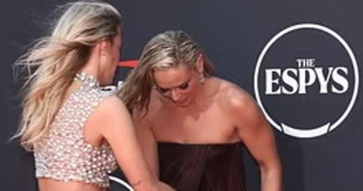 Lindsey Vonn, incidente hot sul red carpet: il vestivo vola via Lindsey Vonn, incidente hot sul red carpet: il vestivo vola via