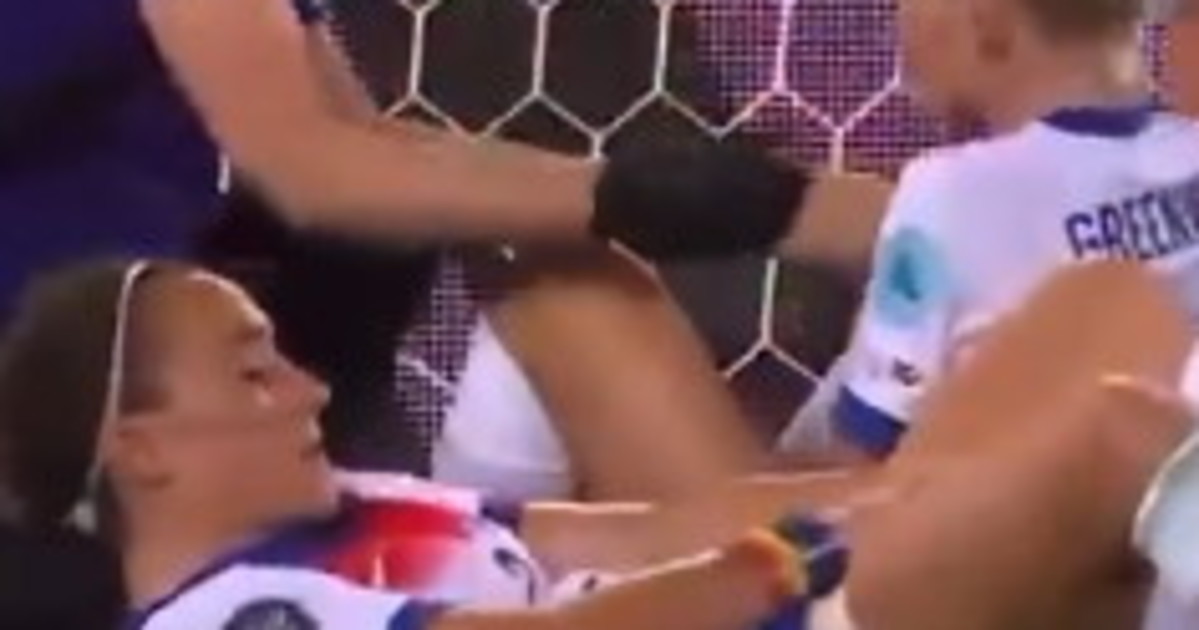 Lucy Bronze, il gesto in campo che sconvolge il mondo: cosa è successo Lucy Bronze, il gesto in campo che sconvolge il mondo: cosa è successo