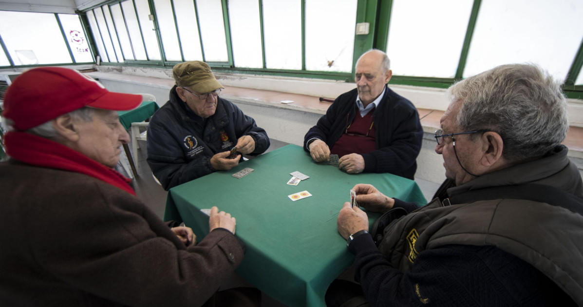 Lesmo, la partita a scopa tra anziani finisce in disgrazia: botte e dentiere volanti