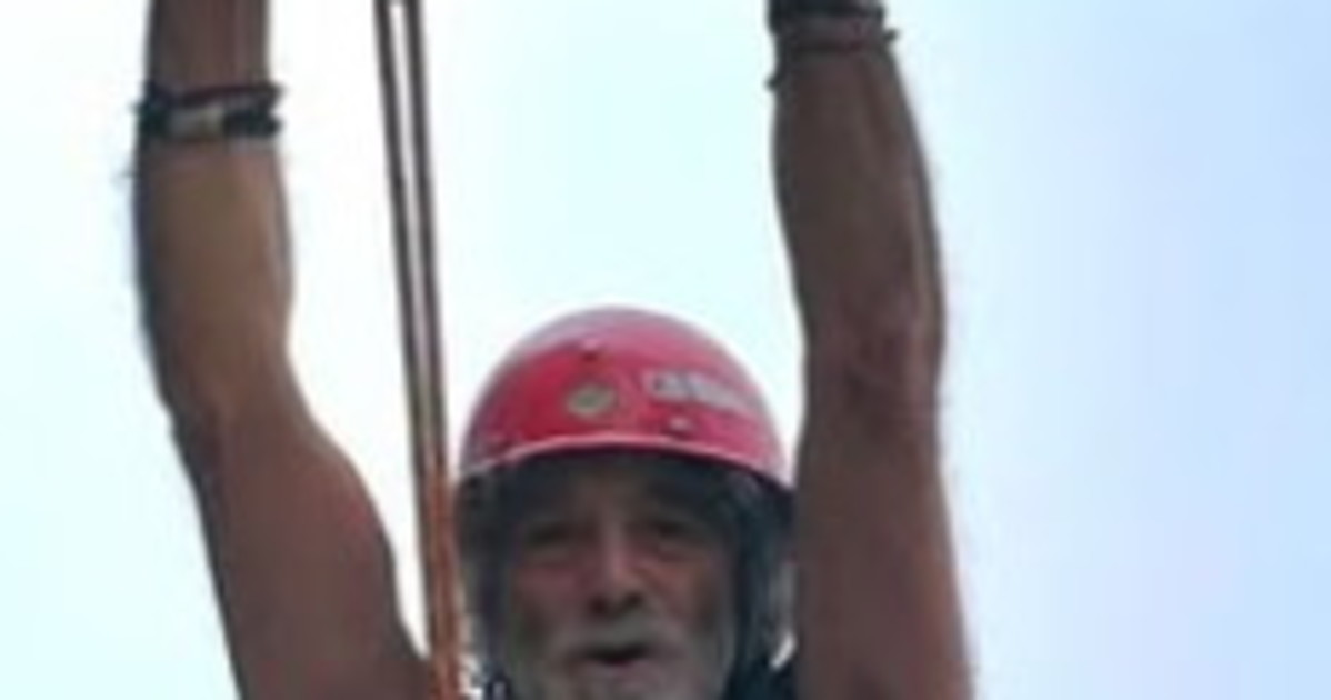 Mauro Corona appeso nel vuoto: roba da non credere Mauro Corona appeso nel vuoto: roba da non credere