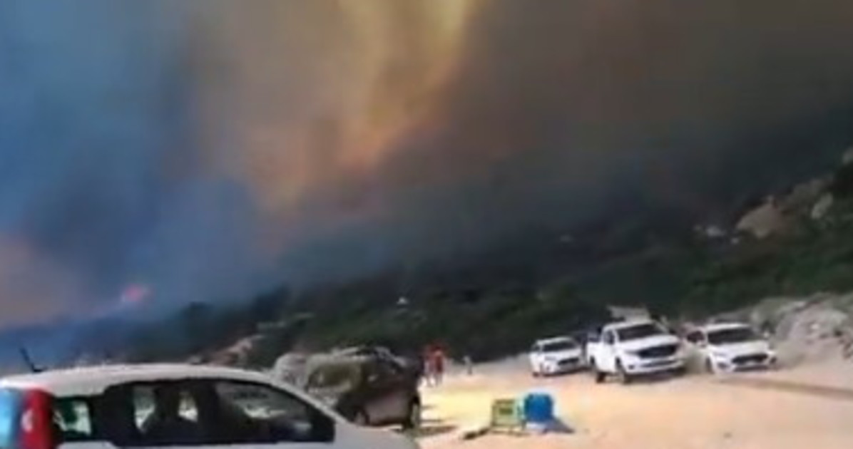 Incendio a Villasimius, paura per i bagnanti: vie di fuga bloccate Incendio a Villasimius, paura per i bagnanti: vie di fuga bloccate